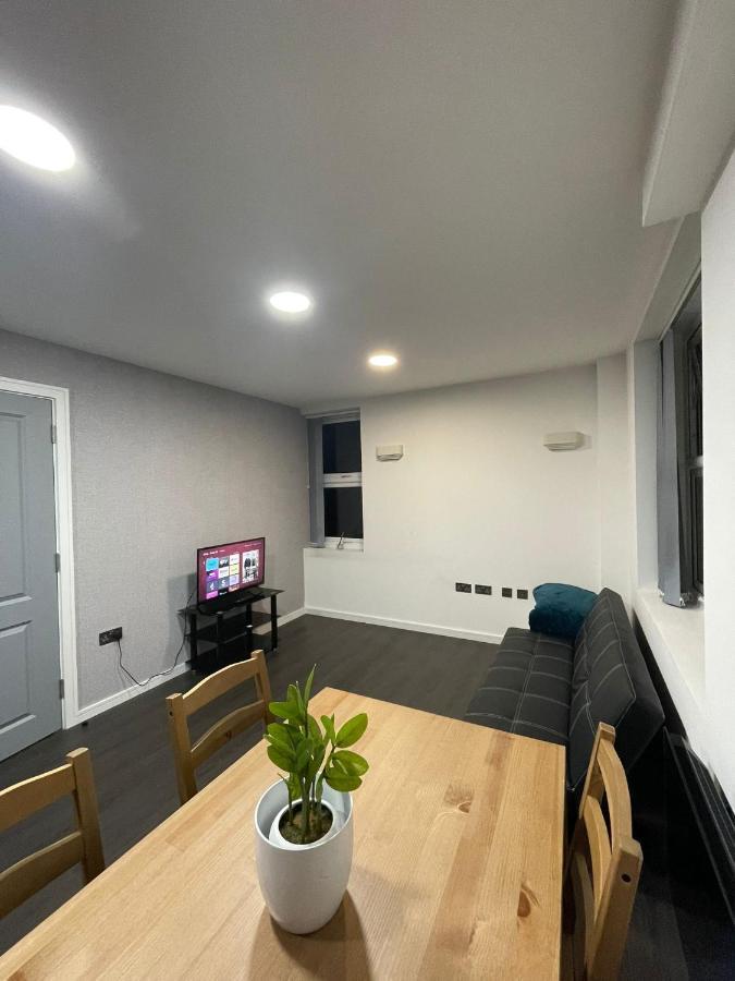 Charming Modern Apartment Near London Heathrow Feltham Zewnętrze zdjęcie