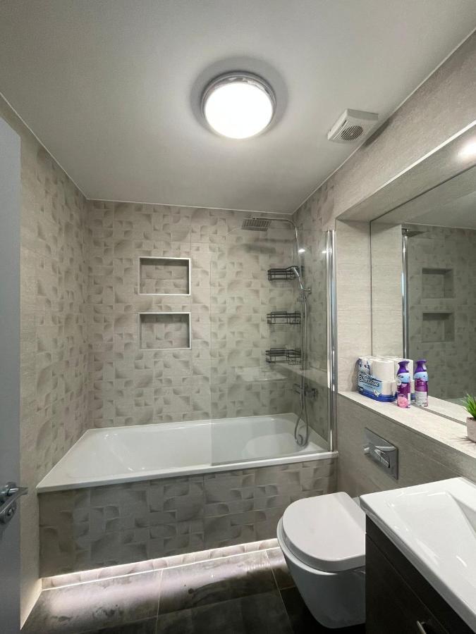 Charming Modern Apartment Near London Heathrow Feltham Zewnętrze zdjęcie