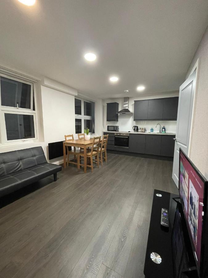 Charming Modern Apartment Near London Heathrow Feltham Zewnętrze zdjęcie