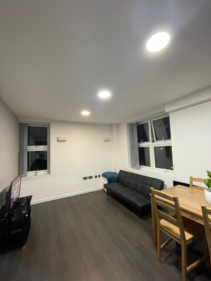 Charming Modern Apartment Near London Heathrow Feltham Zewnętrze zdjęcie
